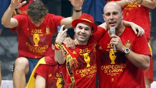 Iniesta: Những chỉ trích của Mou mang tính cơ hội